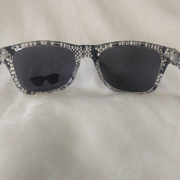 Retro UV 400 Snakeskin Print Sunglasses Black - Picture 5 of 8